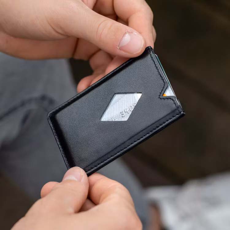 Exentri City Black, liten, praktisk och elegant korthållare designad för 3 kort.