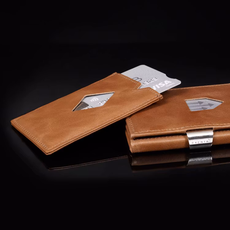 Exentri City Sand, liten, praktisk och elegant korthållare designad för 3 kort.