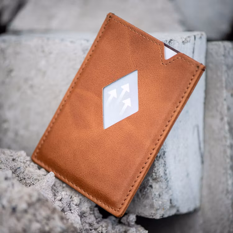 Exentri City Sand, liten, praktisk och elegant korthållare designad för 3 kort.