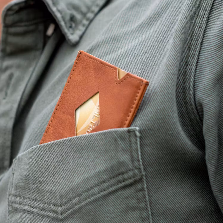 Exentri City Sand, liten, praktisk och elegant korthållare designad för 3 kort.