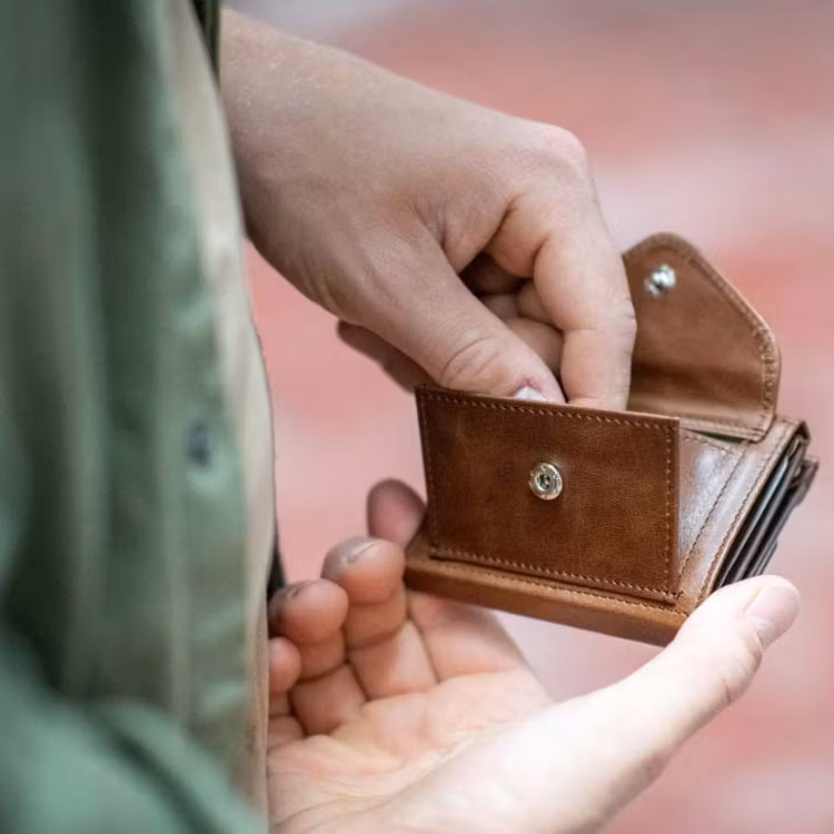 Exentri Multiwallet Hazelnut, exklusiv och smart plånbok med myntfack och plats för kort, sedlar och kvitton.