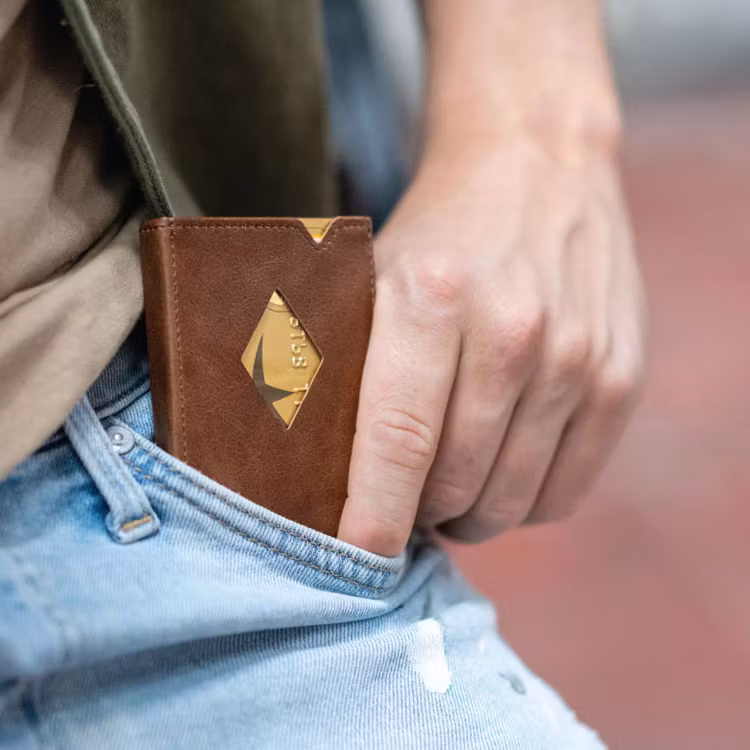 Exentri Multiwallet Hazelnut, exklusiv och smart plånbok med myntfack och plats för kort, sedlar och kvitton.