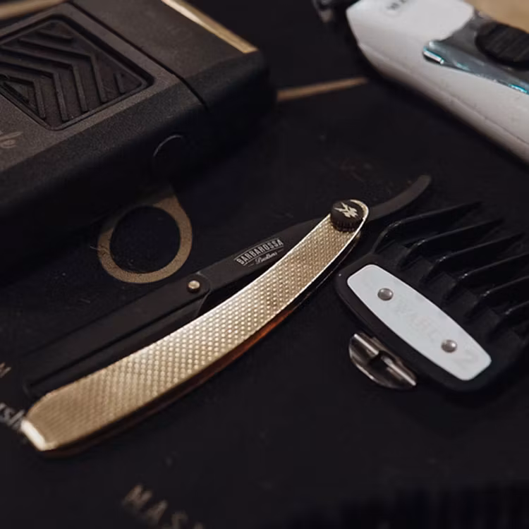 The Jolly Roger Black & GoldThe Jolly Roger Black & Gold, Smidig rakbladskniv inlindad i 24k guld. Lätt att manövrera och forma skägglinjer med.