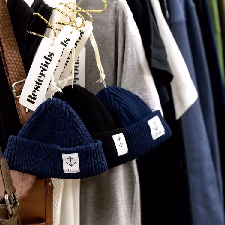 Resteröds Smula Black, populär mössa i 100% bomull.