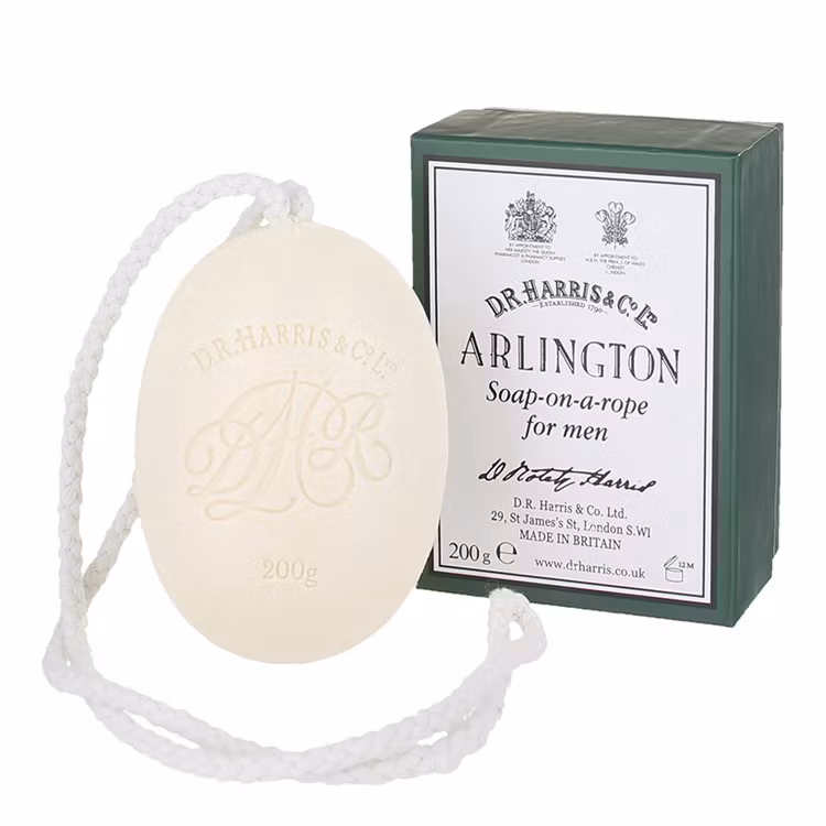 D.R. Harris Arlington Soap on a Rope. Klassisk badtvål med rep som genomsyrar ditt badrum och gör att du kommer i rätt sinnesstämning.