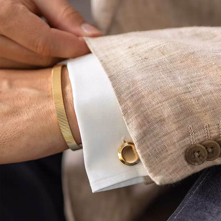 Skultuna Icon Model 8 Gold Plated, Manschettknappar i guldpläterad mässing med ren och tidlös design.