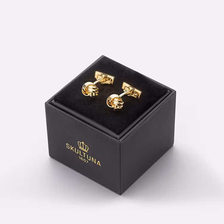 Skultuna Manschettknappar Black Tie Gold Knot, klassiskt formella manschettknappar i guldpläterad mässing.
