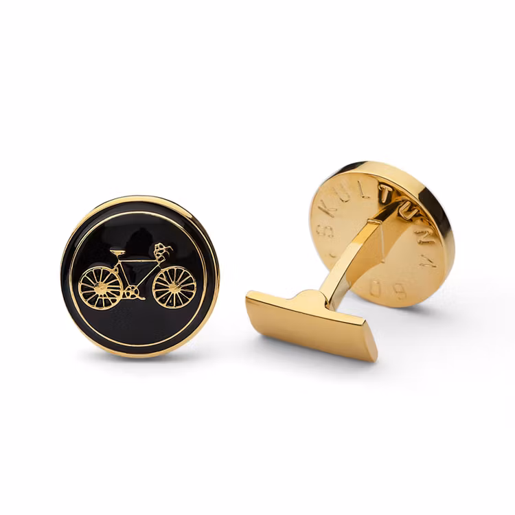 Skultuna Manschettknappar Themocracy Bike Nero, cykelinspirerade manschettknappar i guldpläterad mässing.