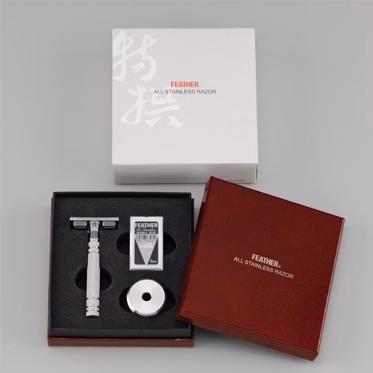 Feather Säkerhetshyvel med ställ AS-D2S, Exklusiv säkerhetshyvel i rostfritt stål med tillhörande ställ.