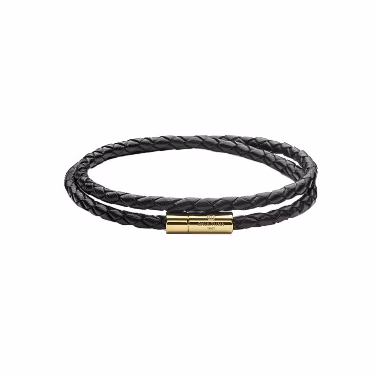 Skultuna Leather Bracelet Thin Gold Black, Armband med svart läder som viras två varv runt handleden. Snygga detaljer i guldpläterad mässing.
