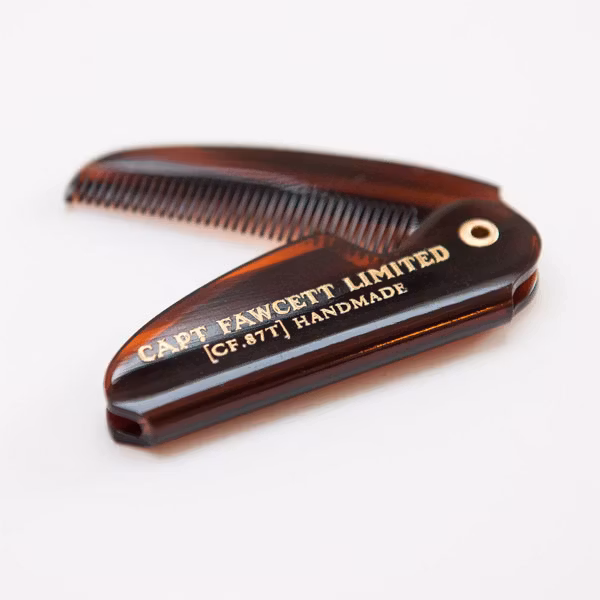 Captain Fawcett Folding Pocket Moustache Comb, Snygg brunmelerad mustaschkam i praktiskt fickformat.