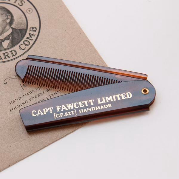 Captain Fawcett Folding Pocket Beard Comb, Snygg brunmelerad skäggkam i praktiskt fickformat.