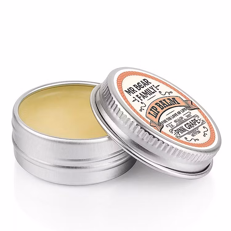 Mr Bear Family Lip Balm Pink Grape, Läppbalsam gjort på naturliga ingredienser med fräsch doft av grapefrukt.