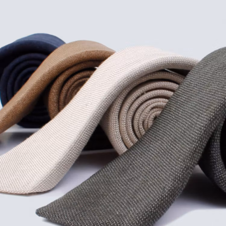 Klassisk linneslips med slät struktur.