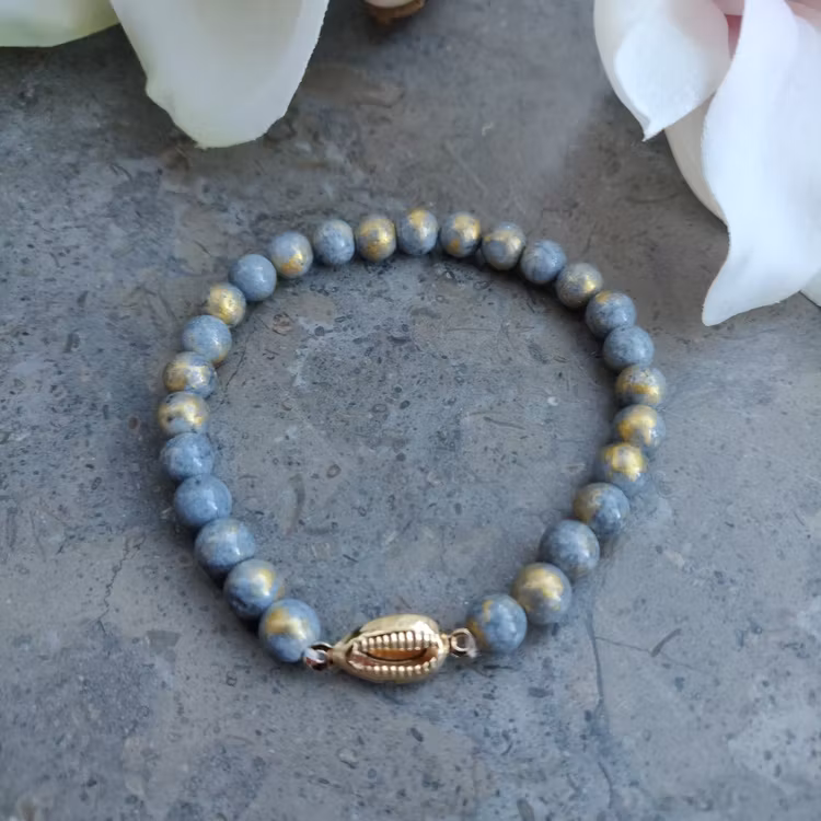 Armband - gråa stenpärlor