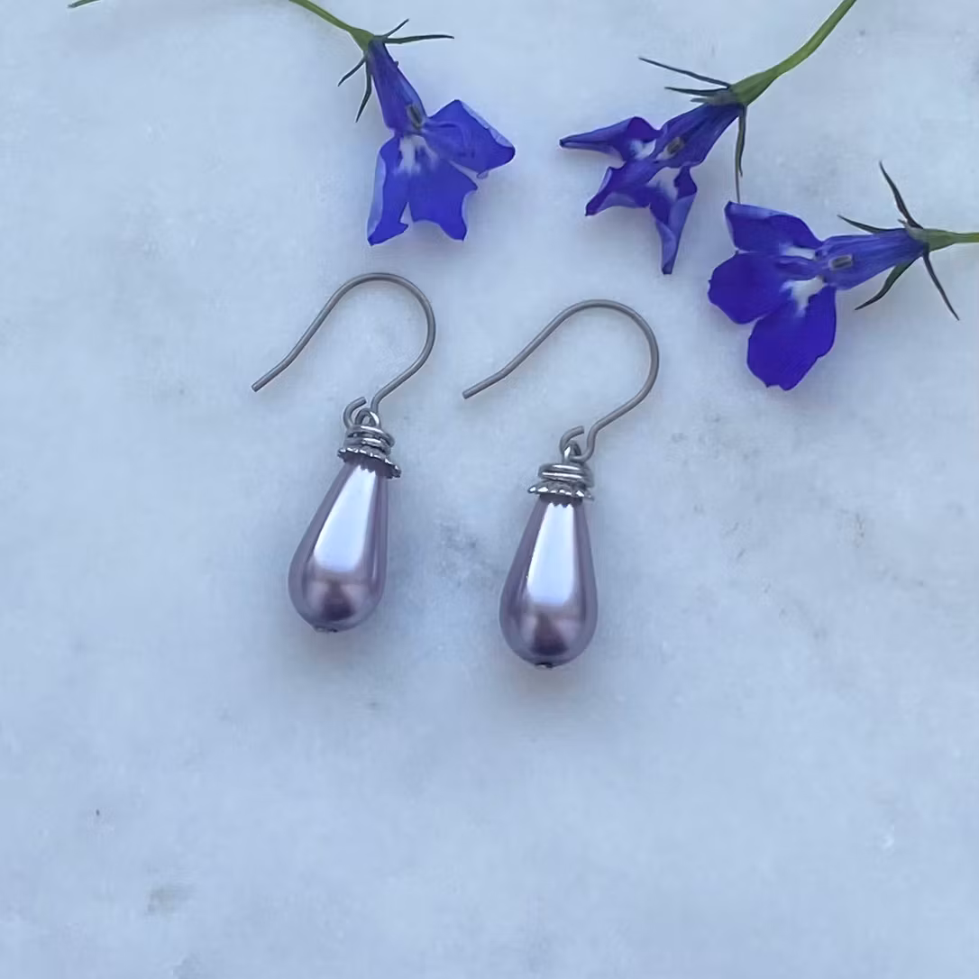 Örhängen - titan och Preciosa Nacre Pearls