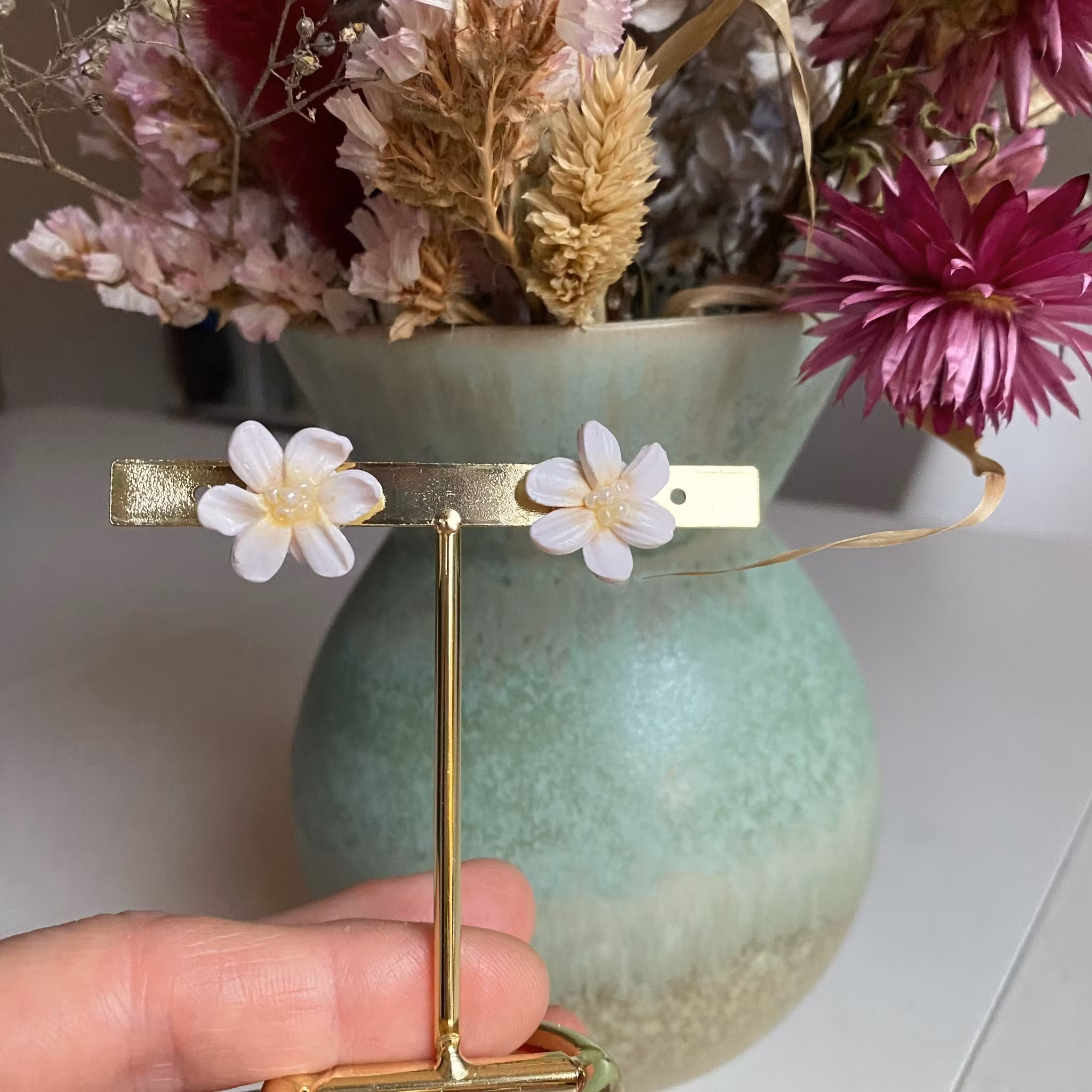 Örhängen - titan med vita blommor