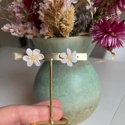 Örhängen - titan med vita blommor