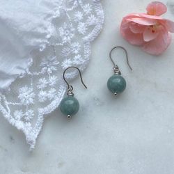 Örhängen - titan med pärlor av grön jade
