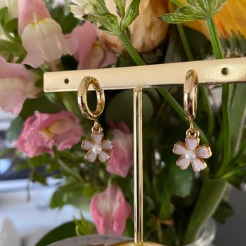Örhängen - blommor vita