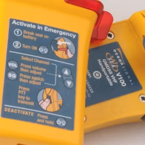 Ocean Signal - SafeSea V100E GMDSS radio VHF portable, 21 canaux simplex, batterie Li (utilisation d'urgence)