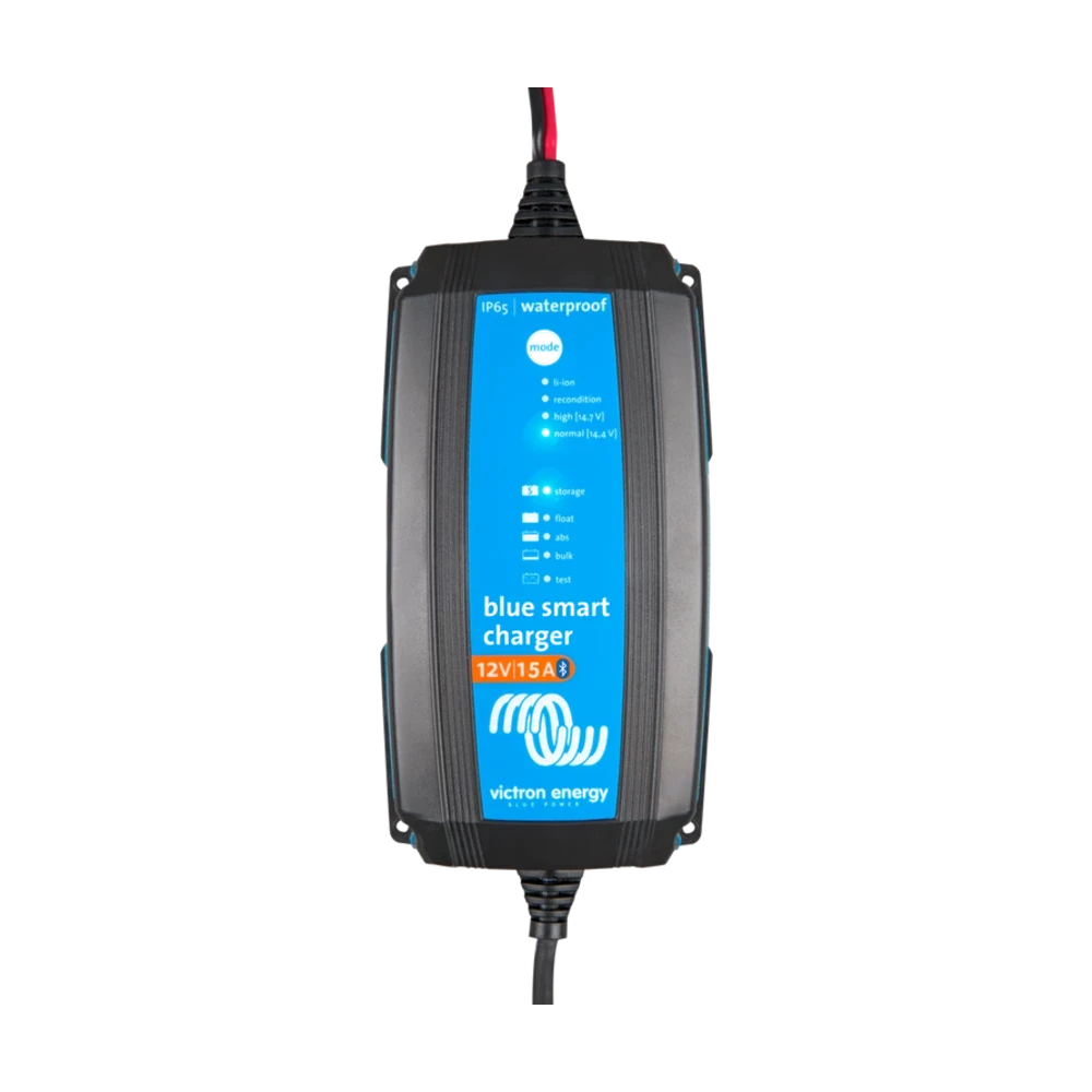 Victron Energy Blue Smart IP65 batteriladdare 12V/15A vinklad från sidan.