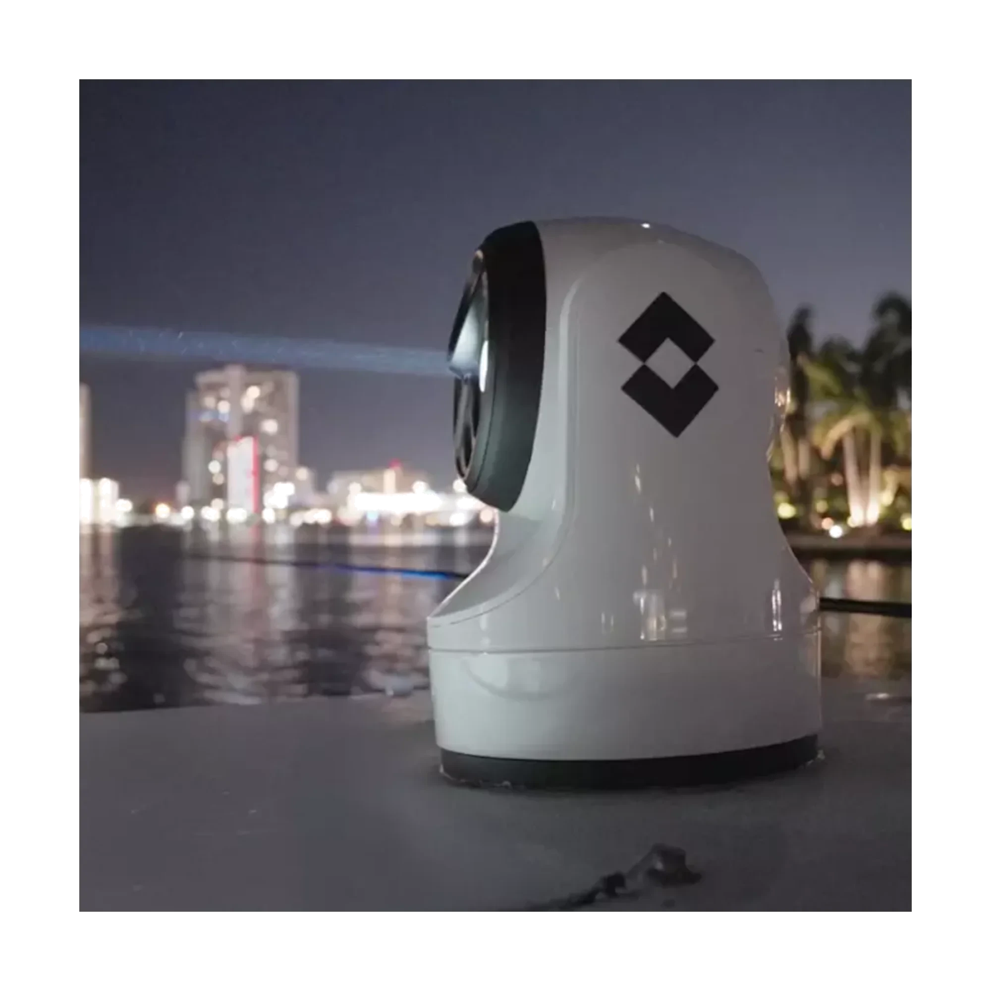 FLIR M460 marinkamera i nattmiljö med riktad ljusstråle.