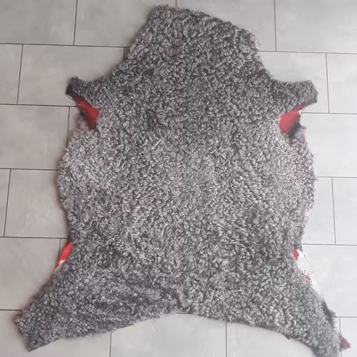 Lammskinn  röd - färgad och vaxad baksida - från Gotlandsfår