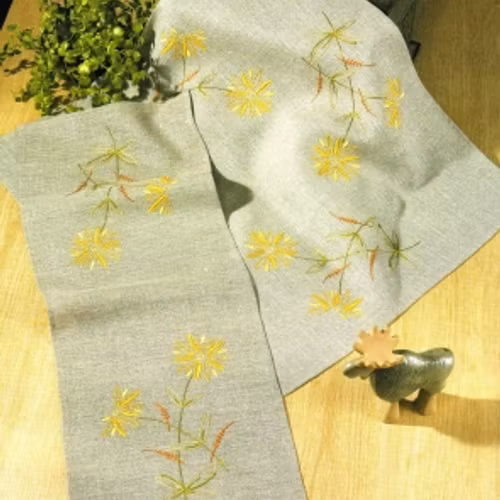 Duk med gula blommor