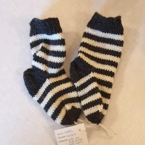 Handstickade sockar storlek 22-34 - randiga