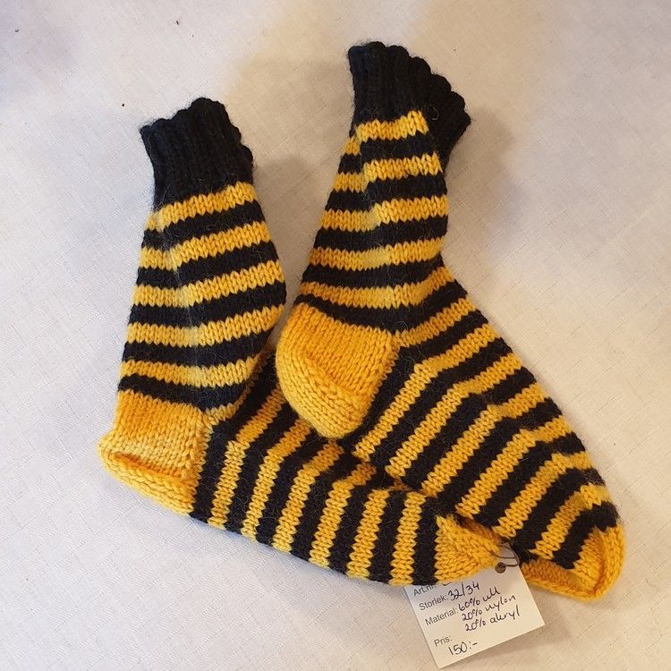 Handstickade sockar storlek 22-34 - randiga