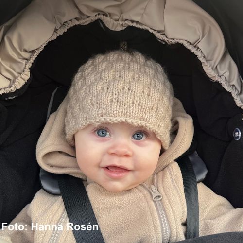 Handstickade bärmössor flera olika färger