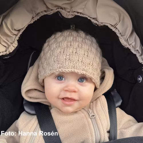 Handstickade bärmössor flera olika färger