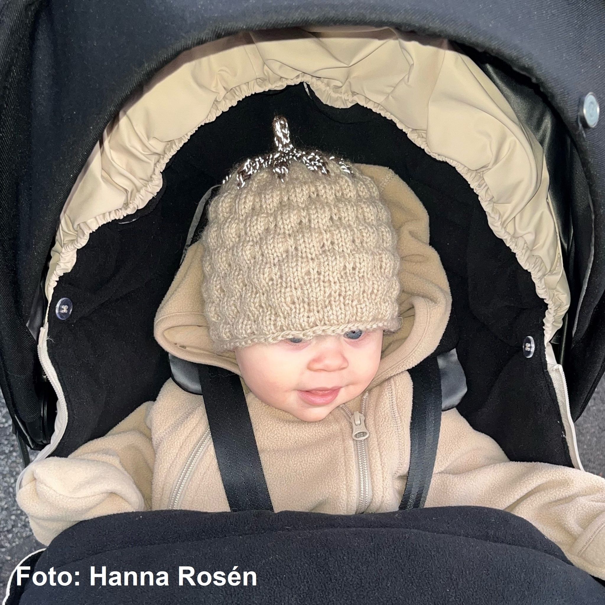 Handstickade bärmössor flera olika färger
