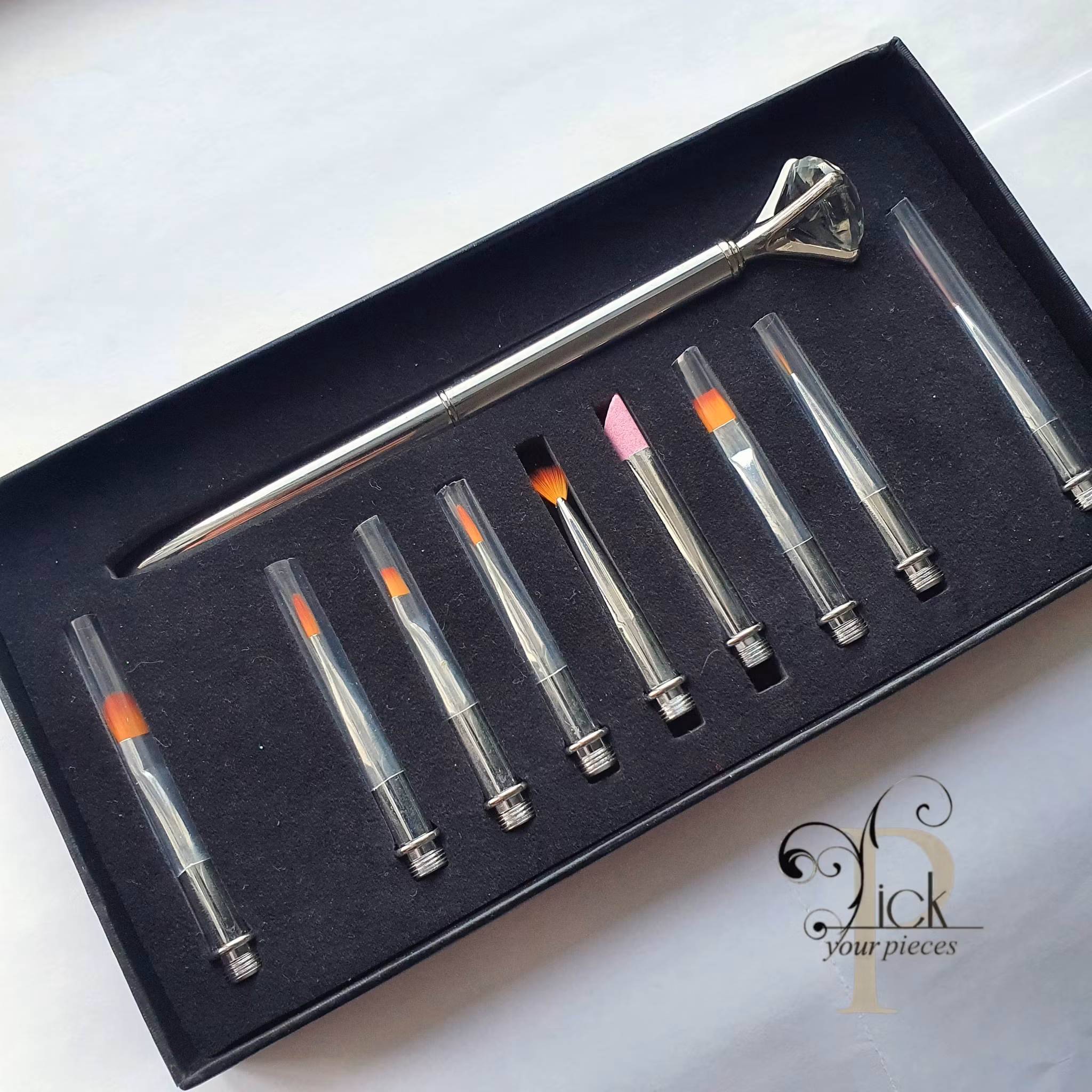 Penslar till naglar i en låda