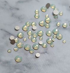 Preciosa Flatback Chrysolite Opal