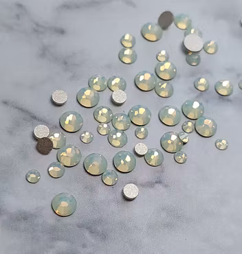 Preciosa Flatback Chrysolite Opal
