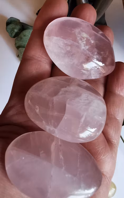 Rosenkvarts pebbles