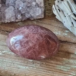Handsten pebble Jordgubbskvarts