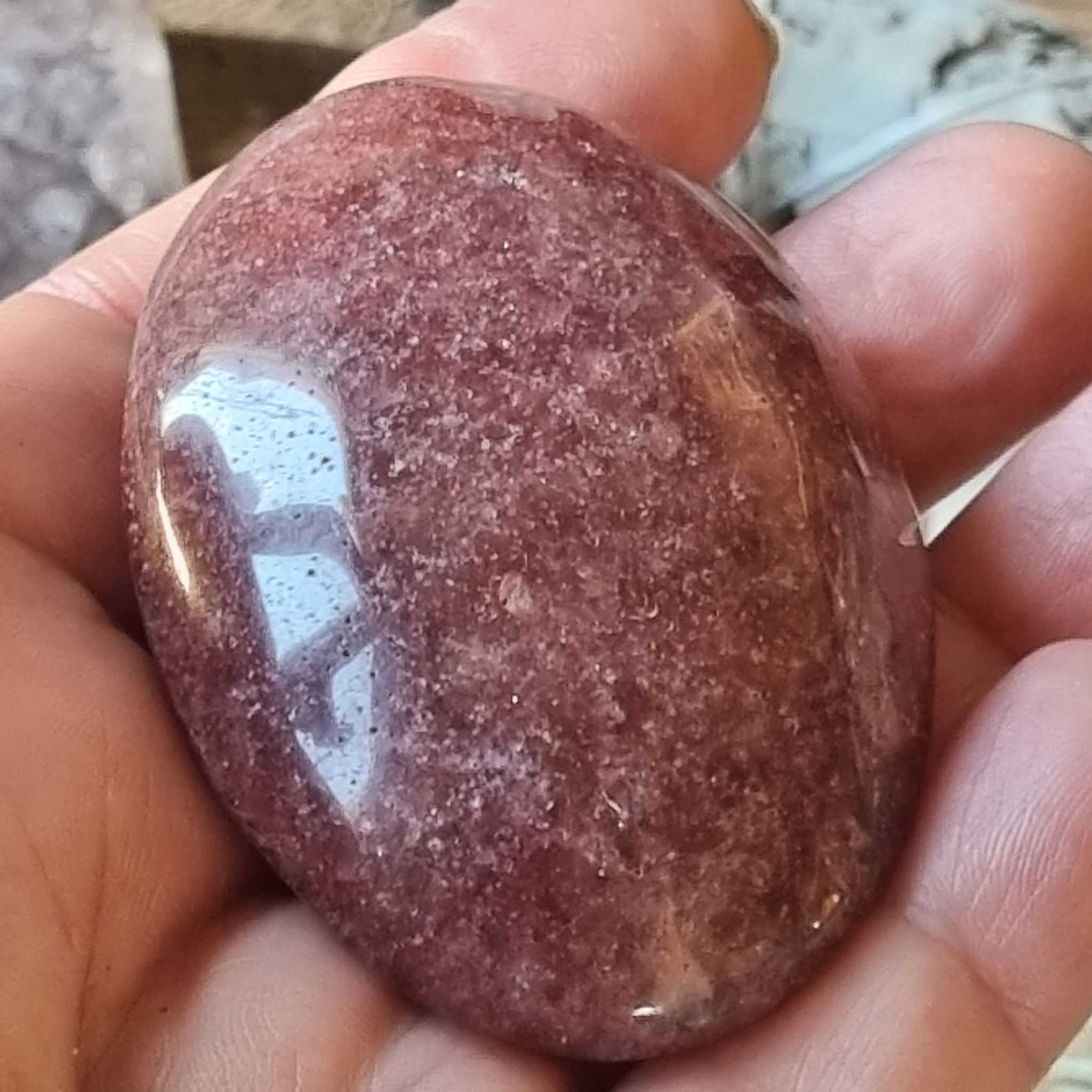 Handsten pebble Jordgubbskvarts