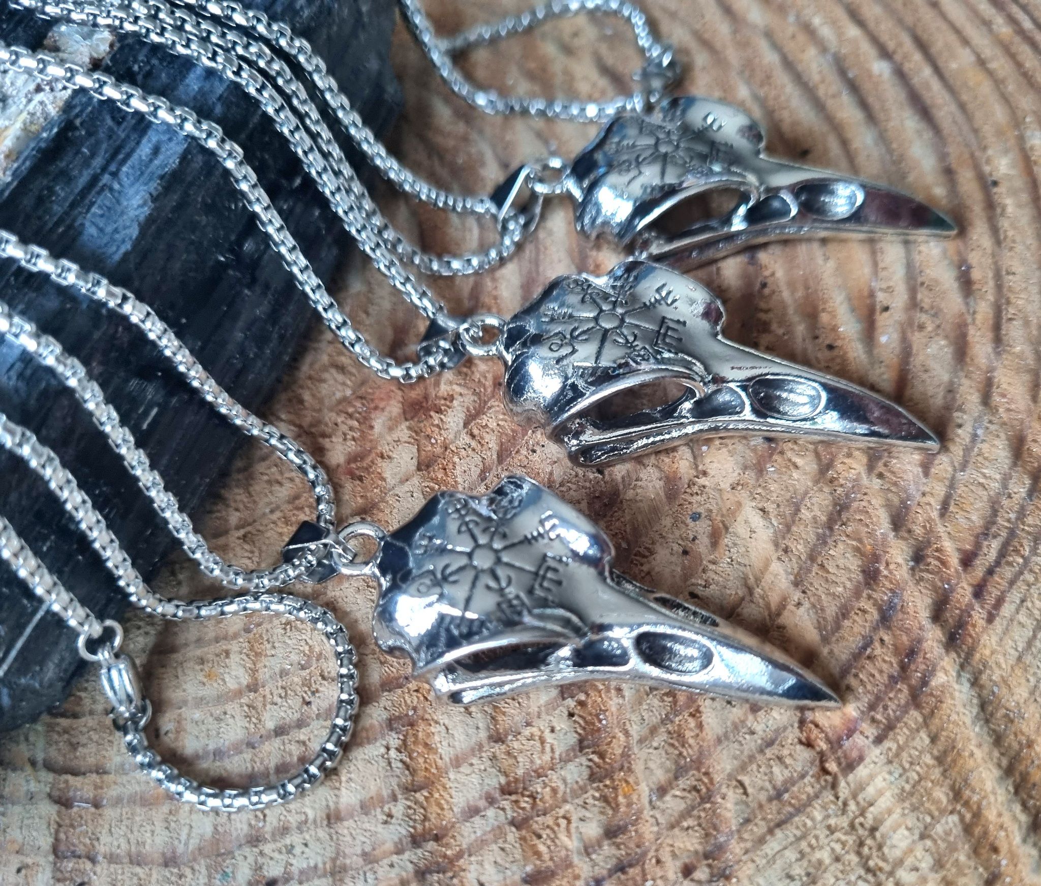 Halsband ~ korphuvud med runor vegvisir