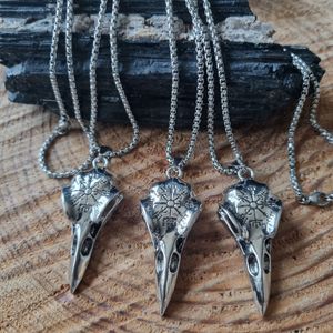 Halsband ~ korphuvud med runor vegvisir