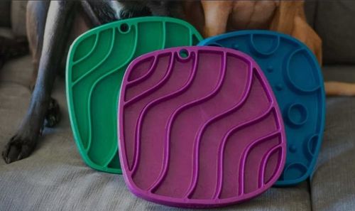 West Paw Feast Mat Waves ca 25.5cm Blandade färger