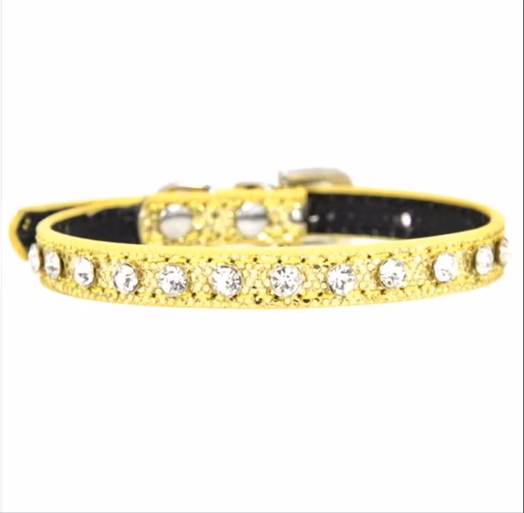 Halsband med glittrande stenar. Guld.