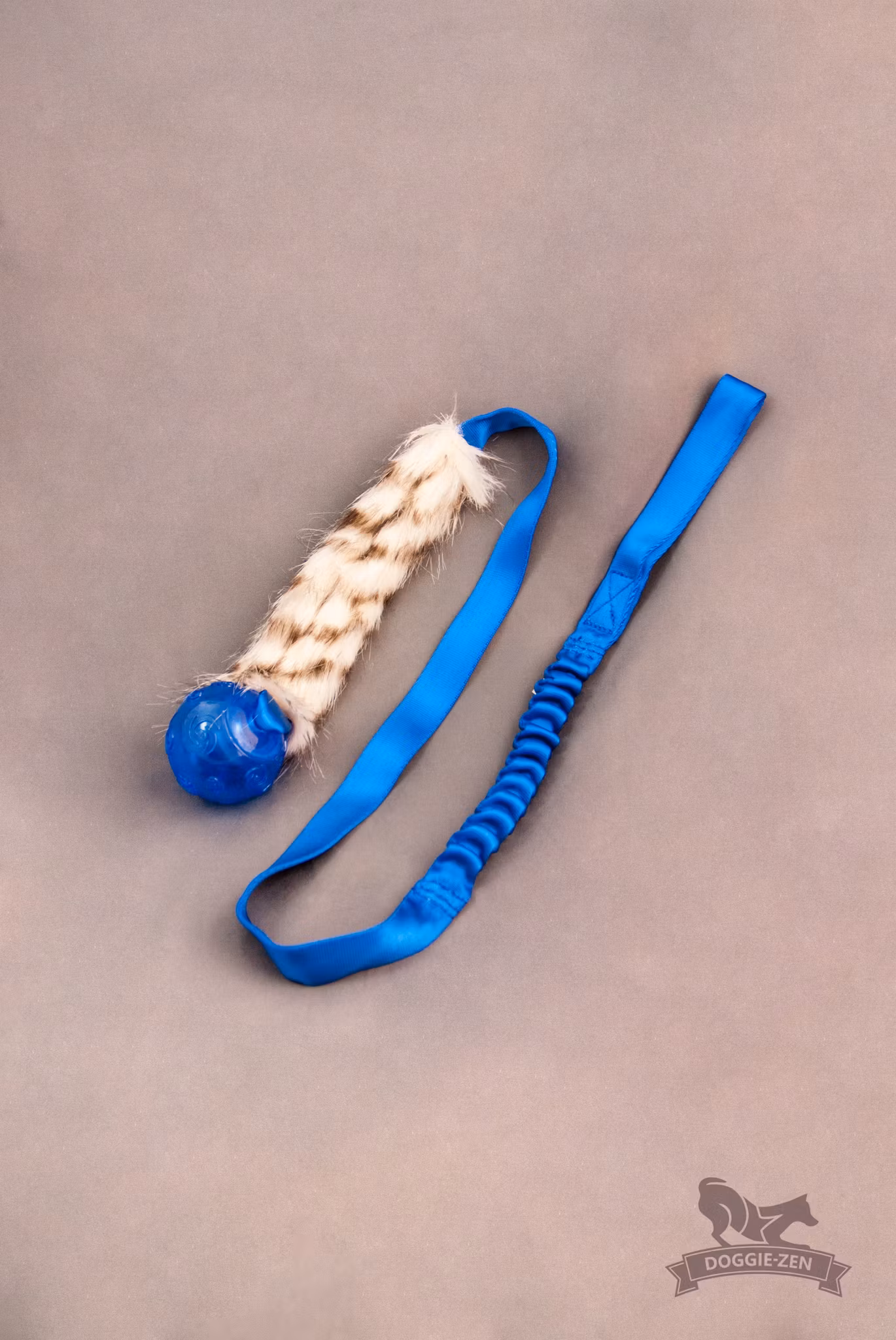 Elastisk fuskpälsjagarkampis med KONG Squeezz pipboll ca 115 cm