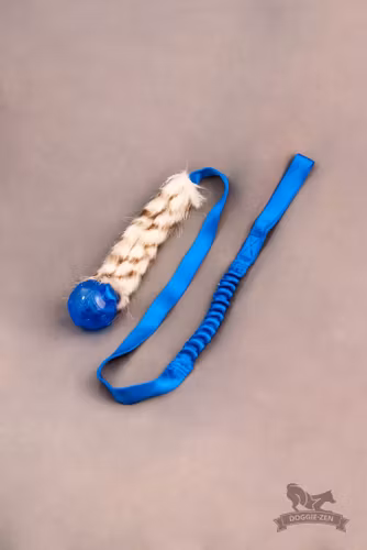 Elastisk fuskpälsjagarkampis med KONG Squeezz pipboll ca 115 cm