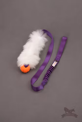 Elastisk fårskinnsjagarkampis med Chuckit-boll ca 115 cm