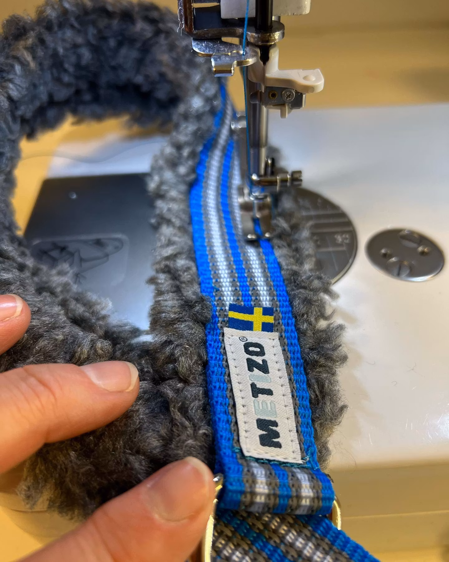 Metizo Halsband,halvstryp med foder av grå fårskinnsimitation Svart stl 30 - 50 cm