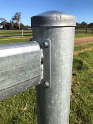 Stålstolpe med hatt