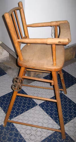 Barnstol i trä
